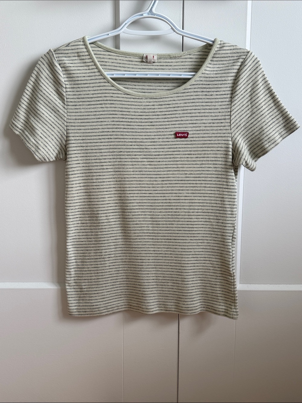 Levi’s | Woman’s Slim Fit Ribbed Ivory & Grey Striped T-Shirt - Size Medium
